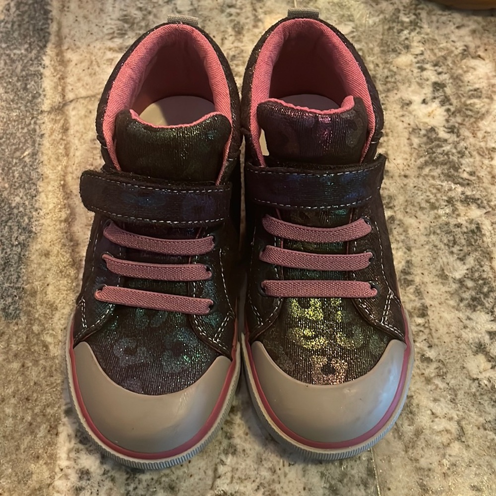Girls sneakers in fun metallic print.
